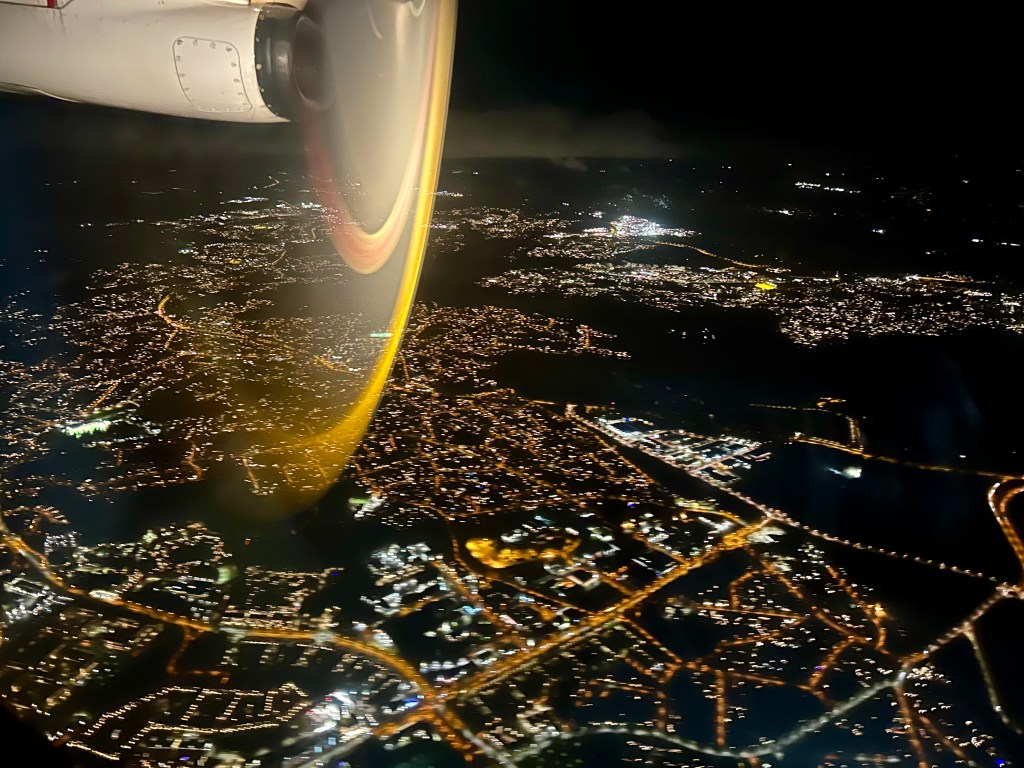 Planet från Visby flyger in över Stockholm för att landa på Bromma.