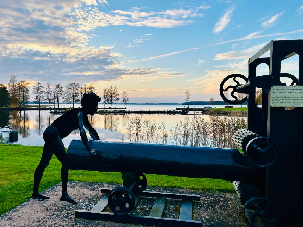 Skulptur av sågverksarbetare vid sjön Örlen, Fagersanna
